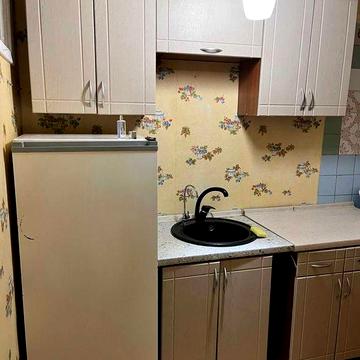 Половецька 16А, м Лукянівська 10 хв, є газ, низький поверх