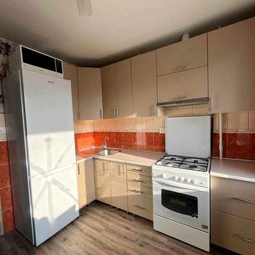 Світла 1-к просп. Романа Шухевича, 12А. Чернігівська 15-хв.