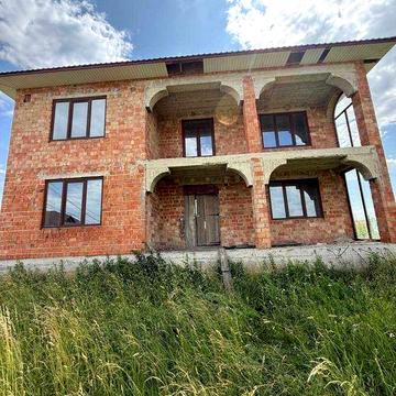 Продаж недобудованого будинку в Остриці