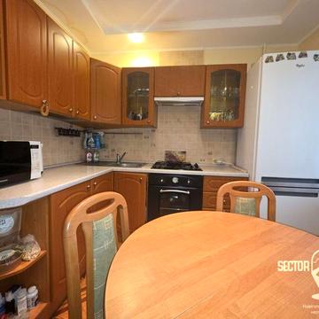 Район Екомаркета. Стріла. Двокімнатна з ремонтом.