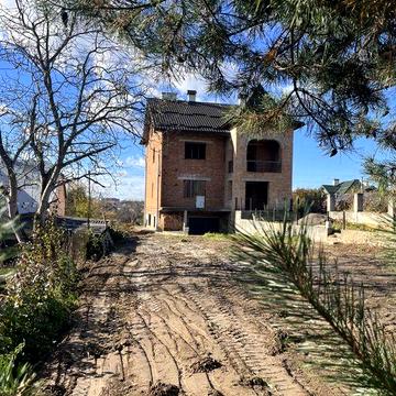 Продається цегляний 4 поверховий будинок від власника 830 м