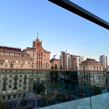 Орендат 3 к. .Хрещатик 25.Б.Хмельницького. Центр