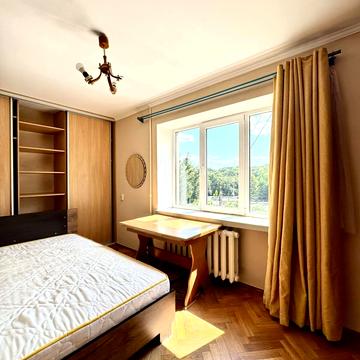 Таджицька вул., 15