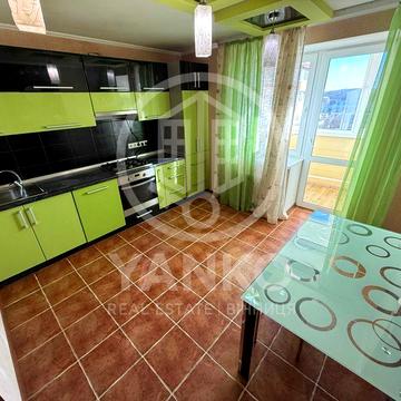 Простора 3 кімнатна - Академічний!