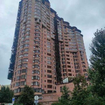 Коновальця Є. вул., 36-Б. Генератор, паркінг. Метро Печерська.