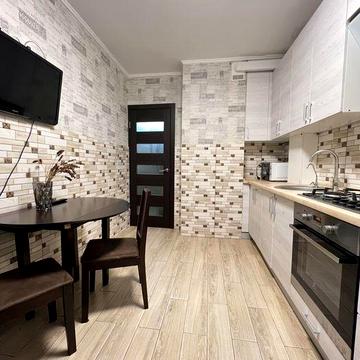 Трикімнатна з індивідуальним газовим опаленням та мінімальним оформлен