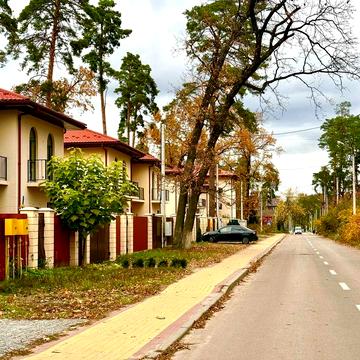 Таунхаус з частковим ремонтом в центрі. Поруч парк та озеро