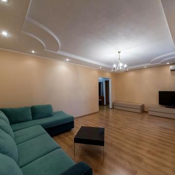 Анни Ахматової вул., 43