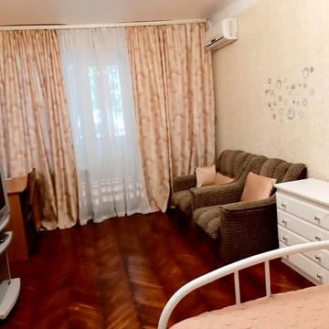 Трьохсвятительська вул., 3