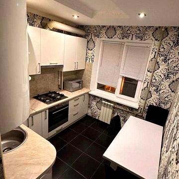 Героїв України вул., 12