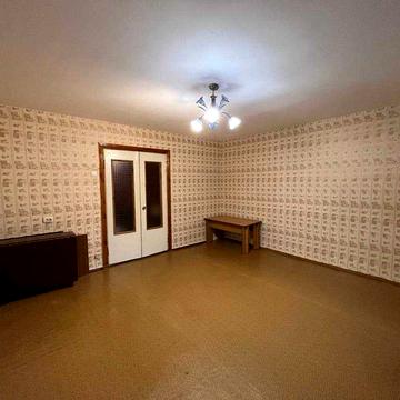 В центре продам 3 комнатную раздельную ул.Любечская 11