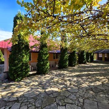 Продається гарний маєток біля Дністра