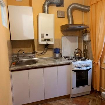 Середня вул., 2