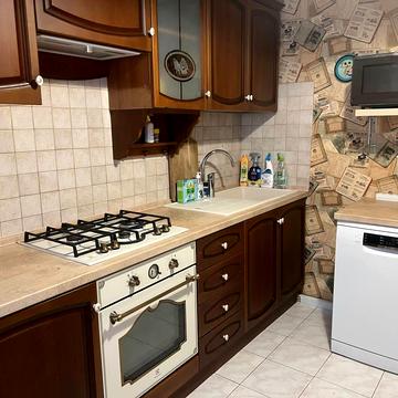 Небесної Сотні просп. (Маршала Жукова), 3/2