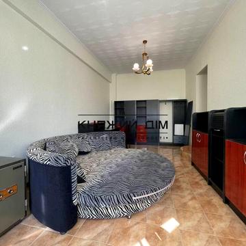 Будівельників вул., 30