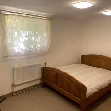 Золота вул. (), 8