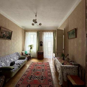 Уютная 2-комнатная с высоким потолком и балконом — центр рядом!