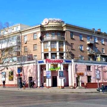 Продається простора 3-кімнатна квартира. Сталінка. Центр. Піонер