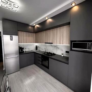 Анни Ахматової вул., 21