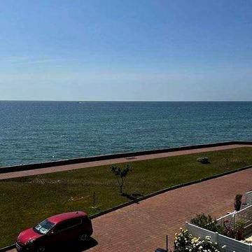 Дом - самая настоящая первая линия моря.