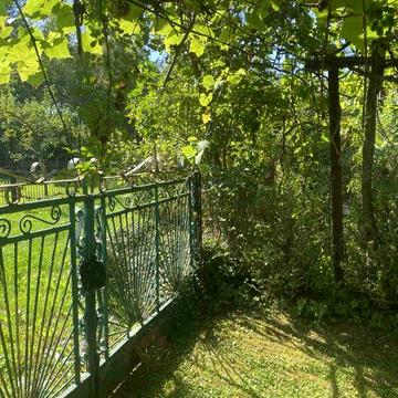 Продаж дачний будинок і прилегла земля