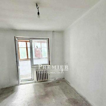 Продам трикімнатну квартиру на Заболотного