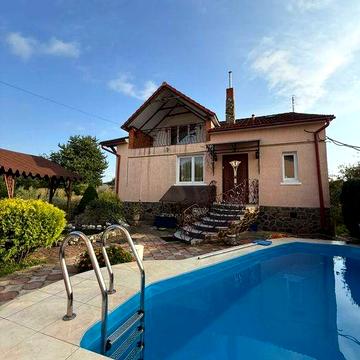 Оренда будинку з басейном у Миколаєві