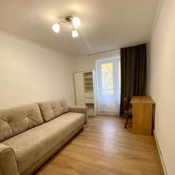 Євгена Коновальця вул., 121