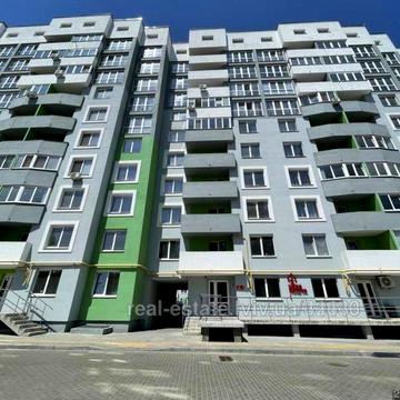 Велика 4 кімнатна квартира для дружної сімї!