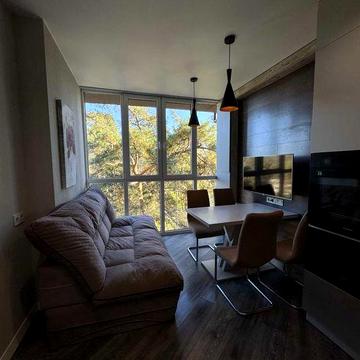 Сучасна, якісно укомплектована 2к з ремонтом.Шикарний вид на сосни