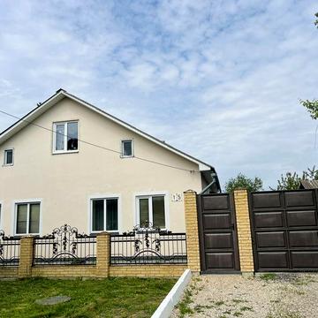 Будинок з ремонтом та терасою