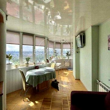 Продам видову 1к кв біля м Оболонь на Оболонський пл. 2А