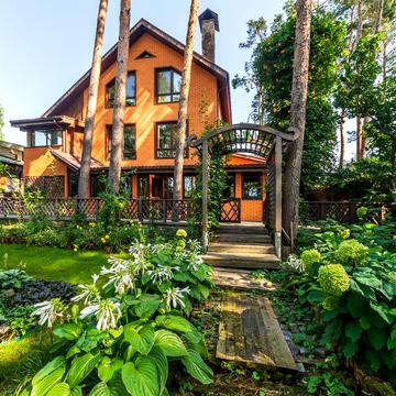 Центральна, 17