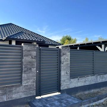 Однововерховий будинок в районі нової забудови