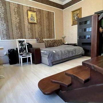 Продається дворівнева квартира .Центр.