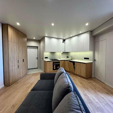 Студентська вул., 18