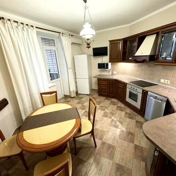 Миколи Амосова вул., 4