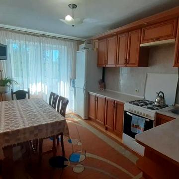 Академіка Євгена Лазаренка вул., 48а