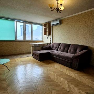 Дмитрівська вул., 2