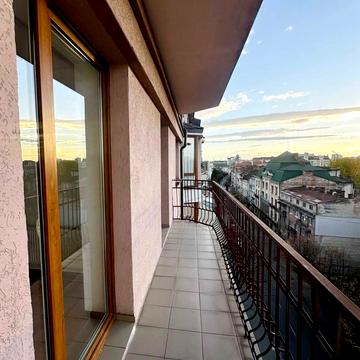 Чорновола вул., 11