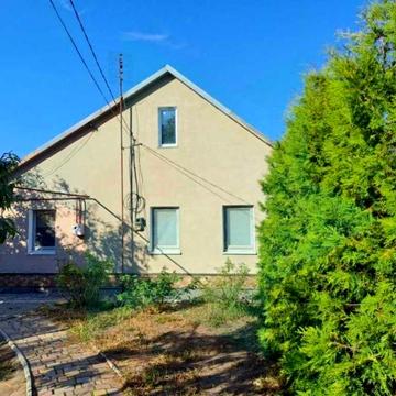 Продам  утеплений будиночок у центрi Новоолександрівці