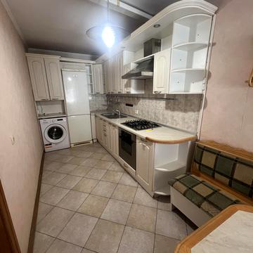 Грушевського вул., 15-Б