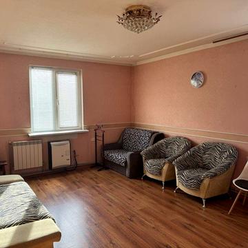 Оренда двокімнатного будинку, з подвірʼям і гаражем.