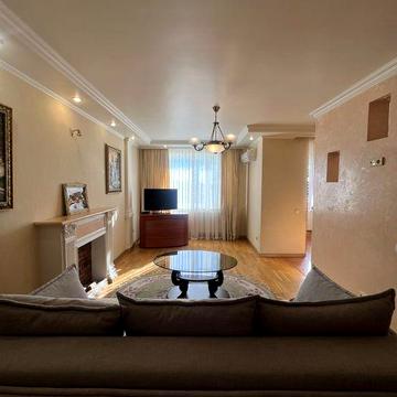 Оренда дворівневої квартири з автономним опаленням та паркомісцем.