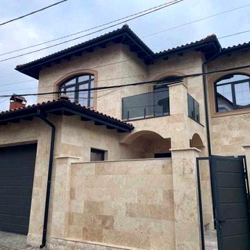 Сучасний будинок 280 м² з басейном та гаражем на 2 авто