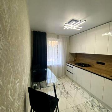 Продам двухкомнатную чешку с евроремонтом в центре