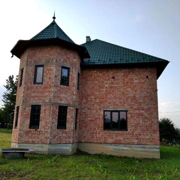 Продам 2-пов. житловий будинок з гаражем поряд з містом