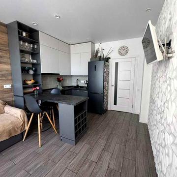 Двокімнатна є балкон. Мінімальне оформлення! Без комісії!