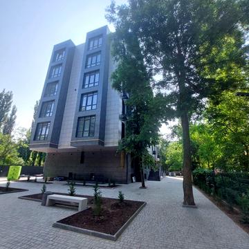 Космонавтів вул., 27к