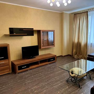 Павла Тичини просп., 18-Б